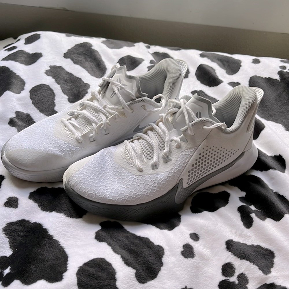Nike Mamba Fury: Mens sz 7.5 (womens 9)
